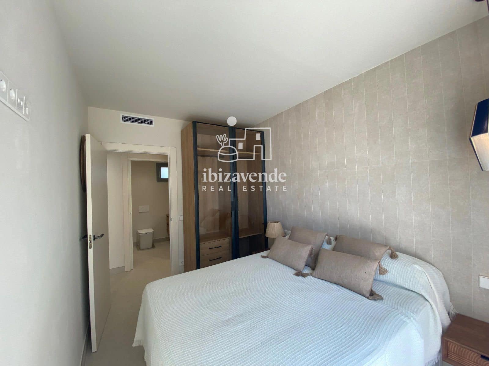 2 soverom Penthouse til leie i Cala Gracio med svømmebasseng garasje - € 1 500 (Ref: 9519394)