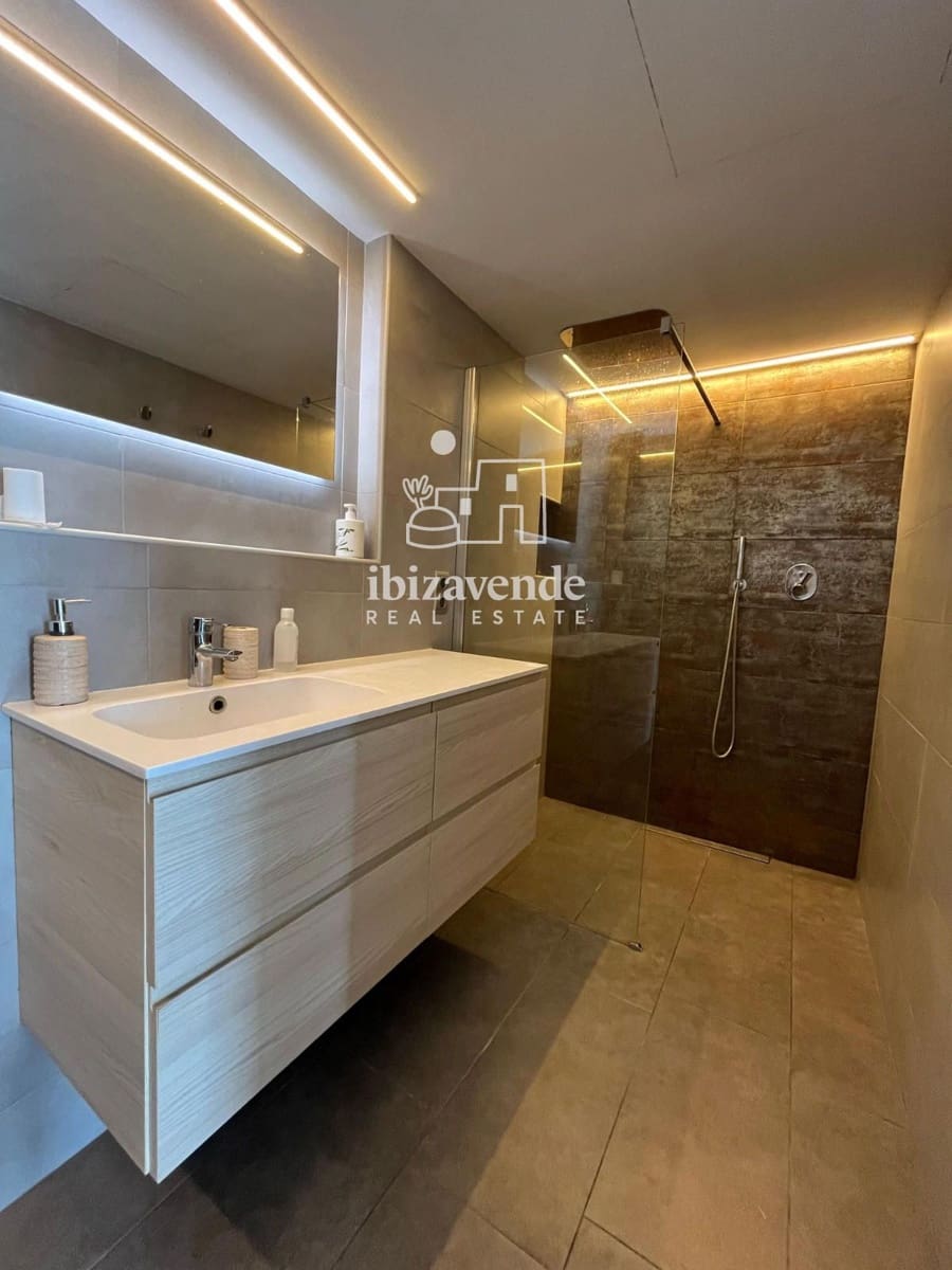 Ático de 2 habitaciones en Ibiza / Eivissa ciudad en alquiler con garaje - 1.300 € (Ref: 9532820)