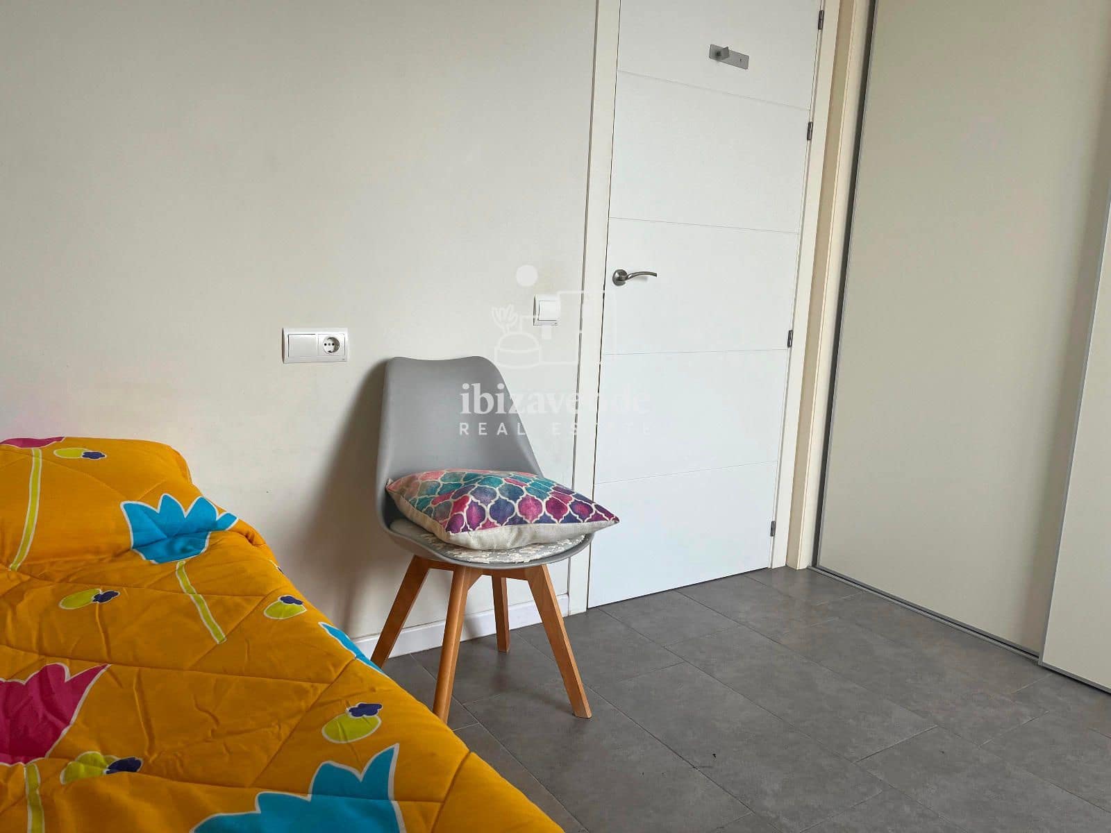 Ático de 2 habitaciones en Ibiza / Eivissa ciudad en alquiler con garaje - 1.300 € (Ref: 9532820)