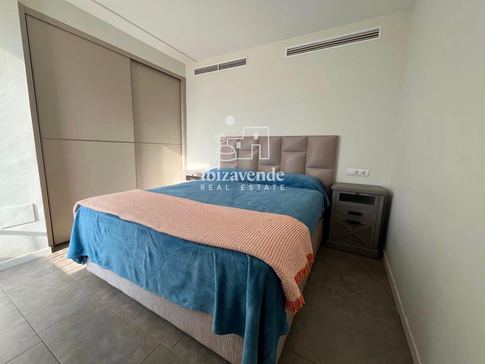 Ático de 2 habitaciones en Ibiza / Eivissa ciudad en alquiler con garaje - 1.300 € (Ref: 9532820)