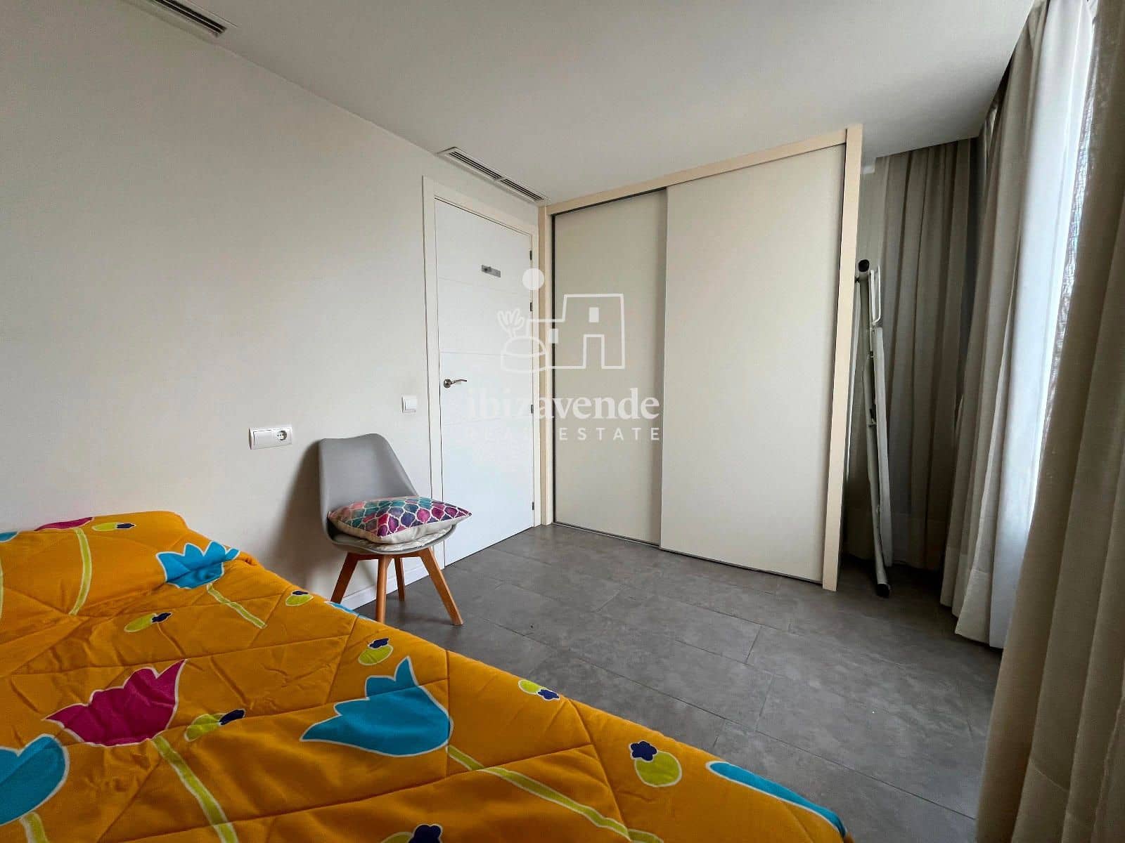 Ático de 2 habitaciones en Ibiza / Eivissa ciudad en alquiler con garaje - 1.300 € (Ref: 9532820)