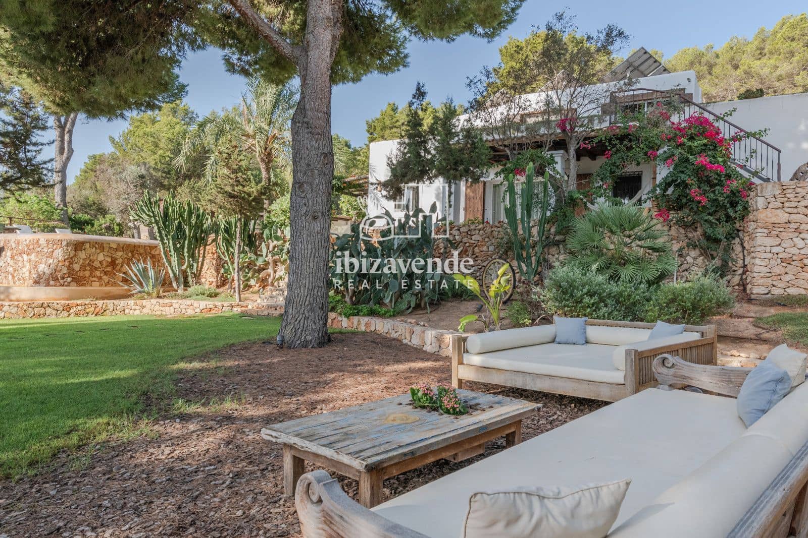 6 bedroom Villa for rent in Sant Jordi de Ses Salines with pool garage - € 10,000 (Ref: 9559811)