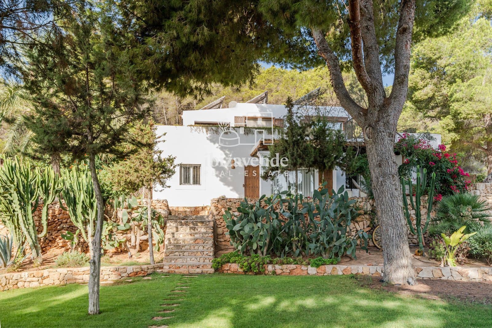 6 bedroom Villa for rent in Sant Jordi de Ses Salines with pool garage - € 10,000 (Ref: 9559811)