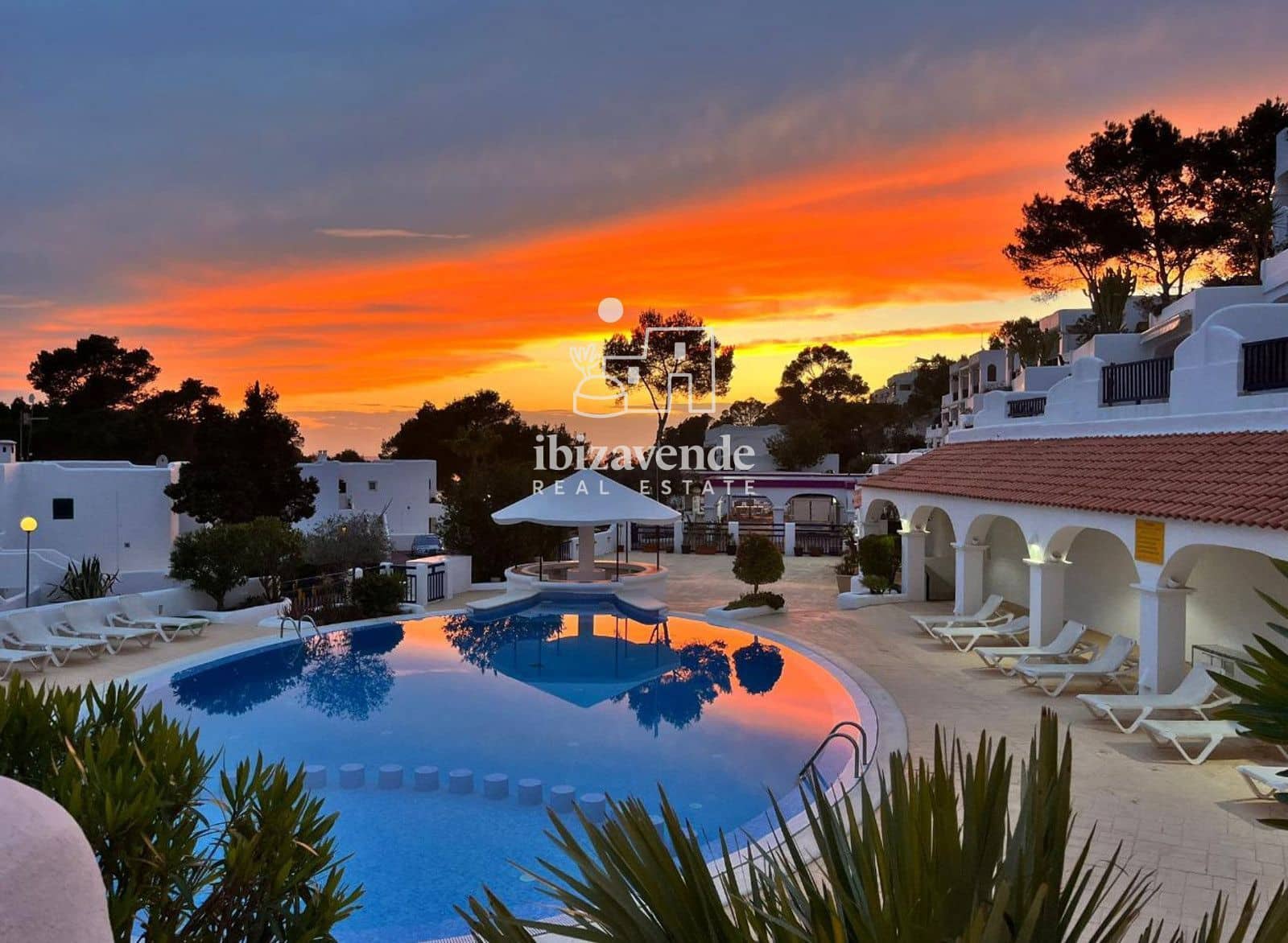 Appartement de 2 chambres à louer à Cala Tarida avec piscine garage - 3 000 € (Ref: 9570060)