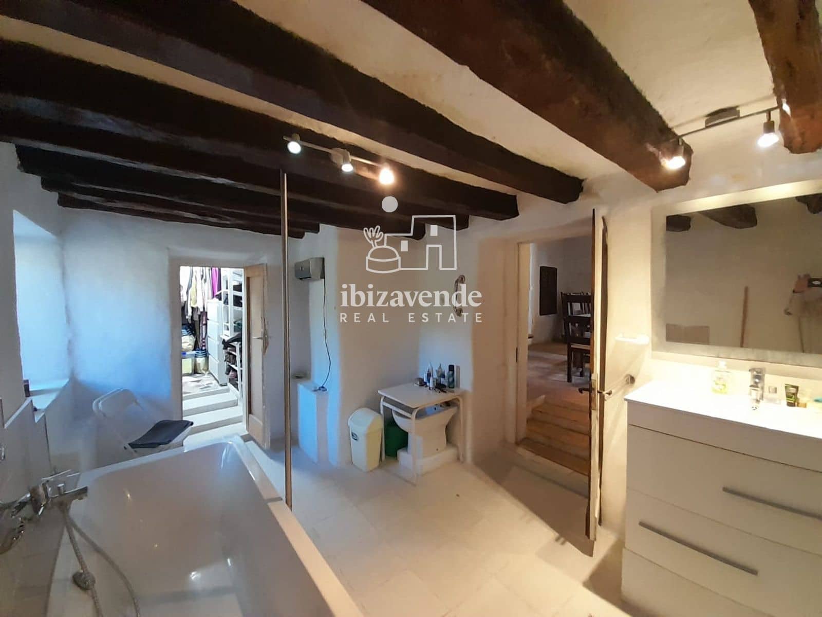 4 bedroom Villa for sale in Sant Agusti des Vedra - € 1,300,000 (Ref: 9585136)