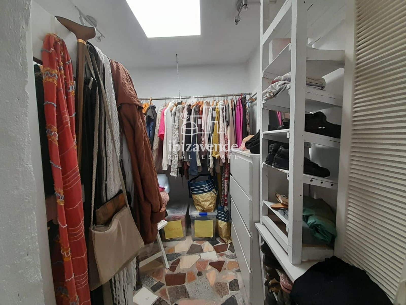 4 bedroom Villa for sale in Sant Agusti des Vedra - € 1,300,000 (Ref: 9585136)