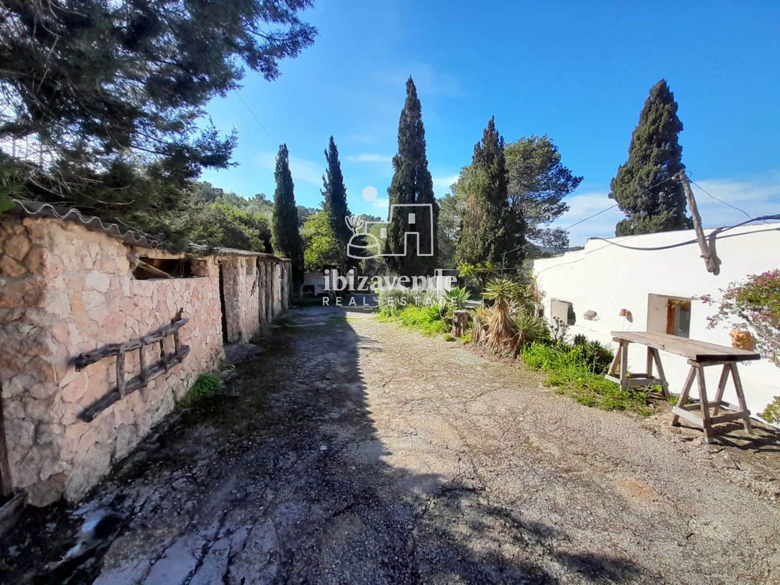 4 bedroom Villa for sale in Sant Agusti des Vedra - € 1,300,000 (Ref: 9585136)