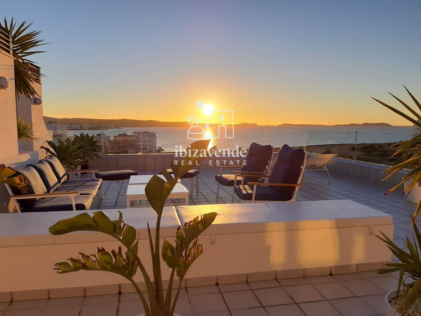 3 bedroom Flat for rent in Sant Antoni de Portmany with garage - € 3,200 (Ref: 9700068)