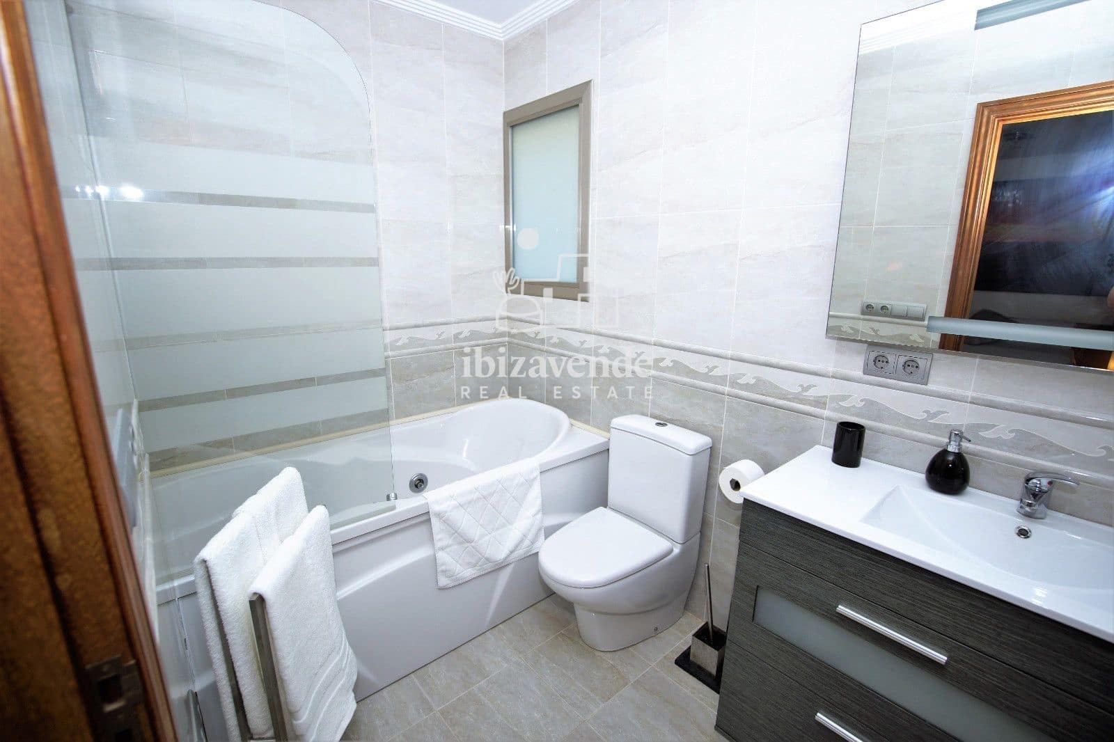 10 bedroom Villa for rent in Santa Eulalia / Santa Eularia with pool garage - € 16,700 (Ref: 9739243)