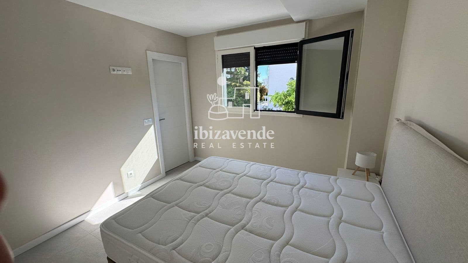 2 bedroom Flat for rent in Ibiza / Eivissa town with pool - € 5,000 (Ref: 9788758)