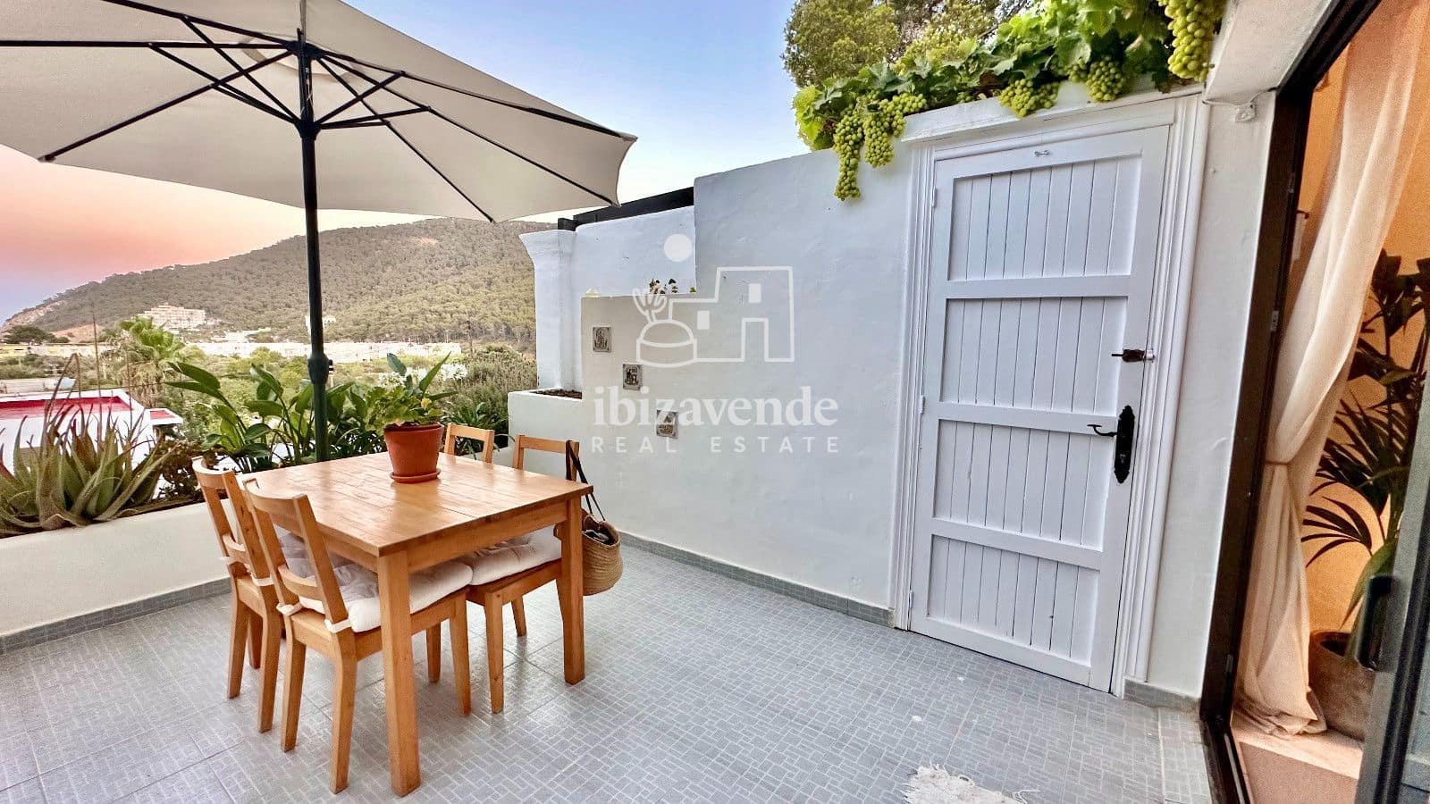 2 bedroom Flat for rent in Cala Llonga with pool garage - € 4,500 (Ref: 9849836)