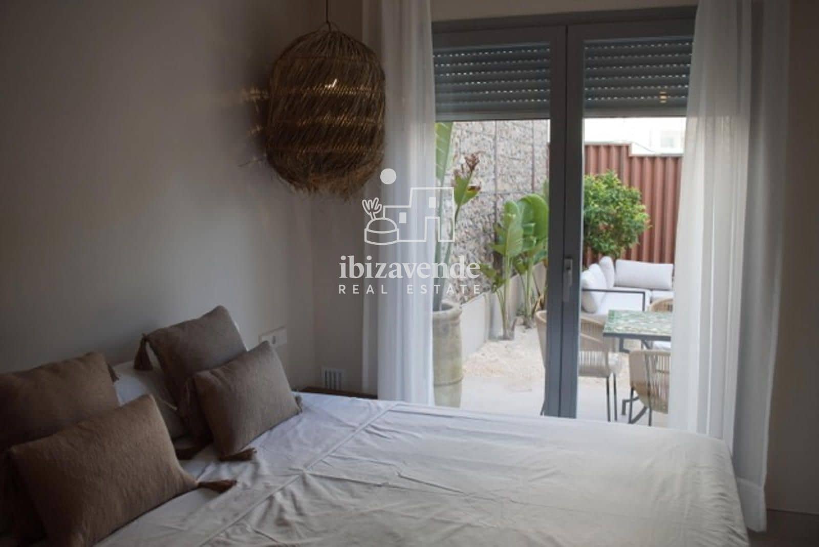 2 slaapkamer Flat te huur in Cala Gracio met zwembad garage - € 1.800 (Ref: 9948536)