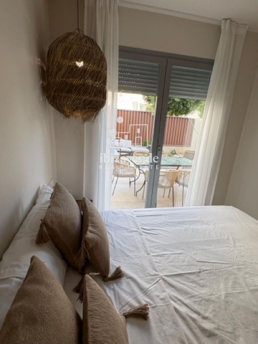 2 slaapkamer Flat te huur in Cala Gracio met zwembad garage - € 1.800 (Ref: 9948536)