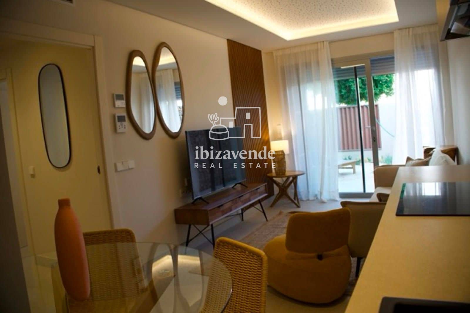 2 slaapkamer Flat te huur in Cala Gracio met zwembad garage - € 1.800 (Ref: 9948536)