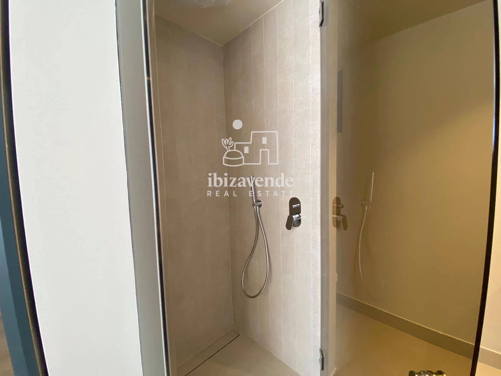 2 slaapkamer Flat te huur in Cala Gracio met zwembad garage - € 1.800 (Ref: 9948536)