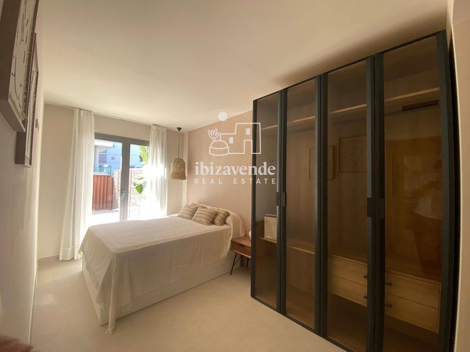 2 slaapkamer Flat te huur in Cala Gracio met zwembad garage - € 1.800 (Ref: 9948536)