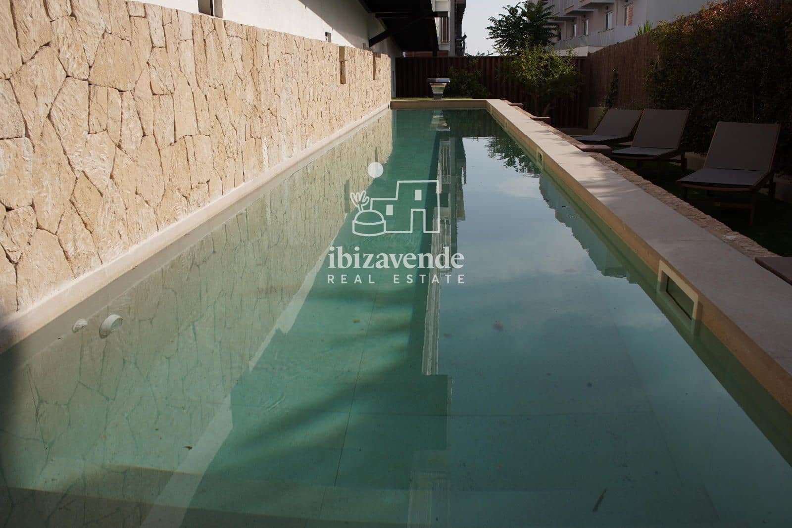 2 slaapkamer Flat te huur in Cala Gracio met zwembad garage - € 1.800 (Ref: 9948536)
