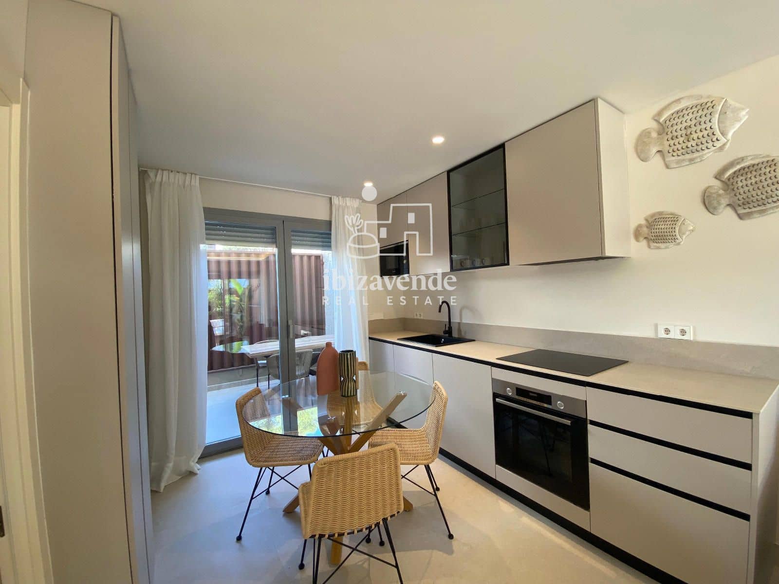 2 slaapkamer Flat te huur in Cala Gracio met zwembad garage - € 1.800 (Ref: 9948536)