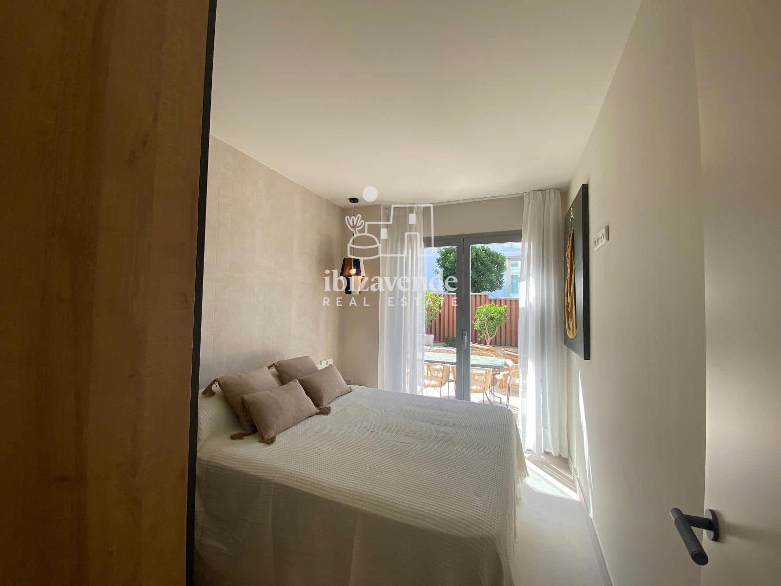 2 slaapkamer Flat te huur in Cala Gracio met zwembad garage - € 1.800 (Ref: 9948536)
