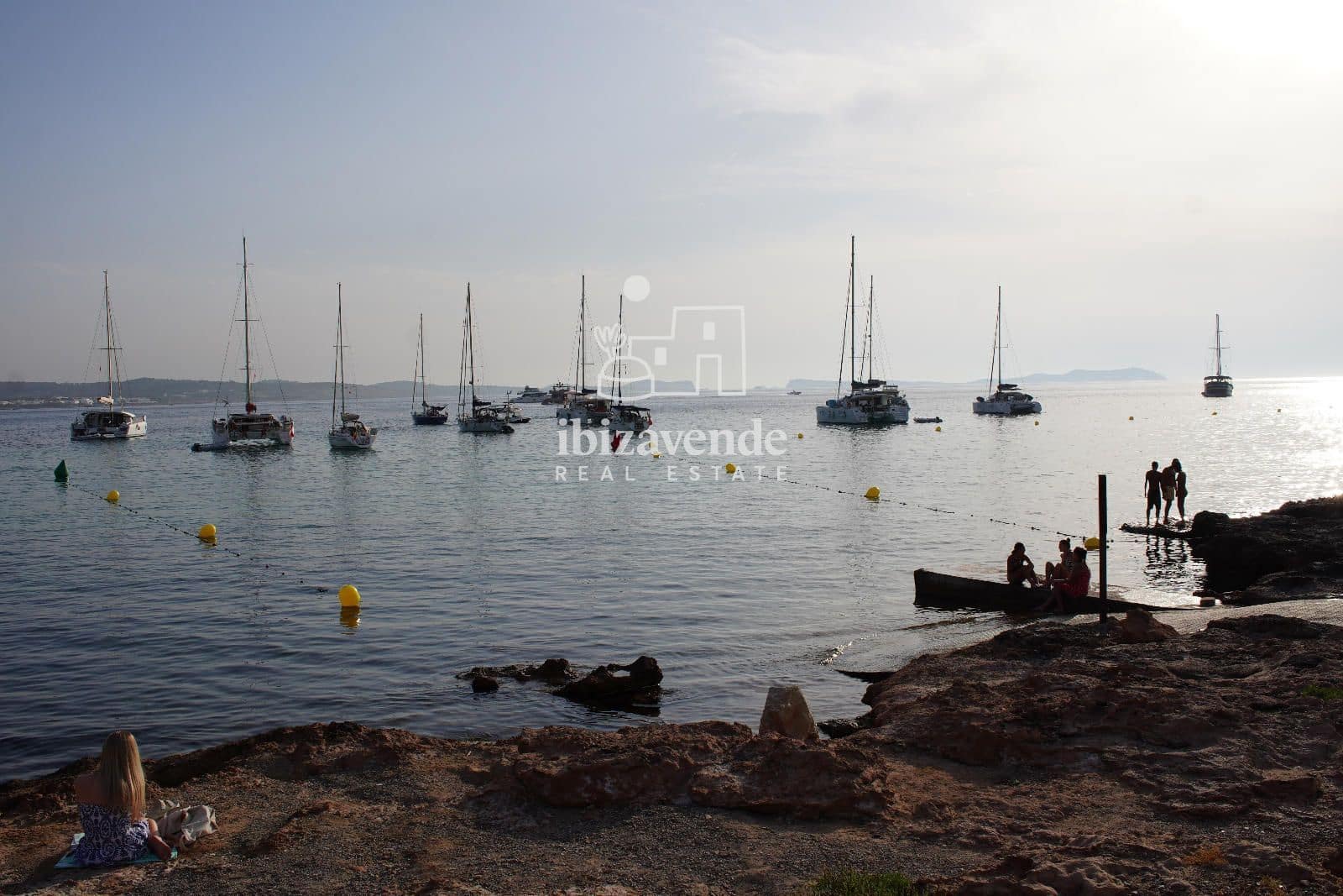 2 slaapkamer Flat te huur in Cala Gracio met zwembad garage - € 1.800 (Ref: 9948536)