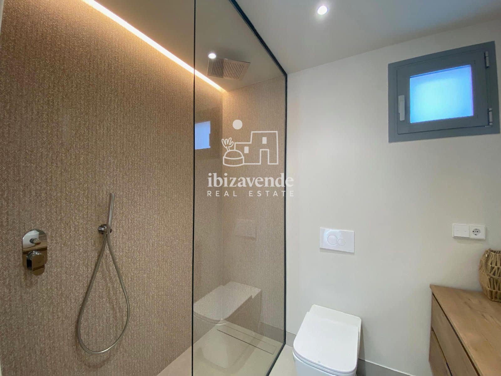2 slaapkamer Flat te huur in Cala Gracio met zwembad garage - € 1.800 (Ref: 9948536)