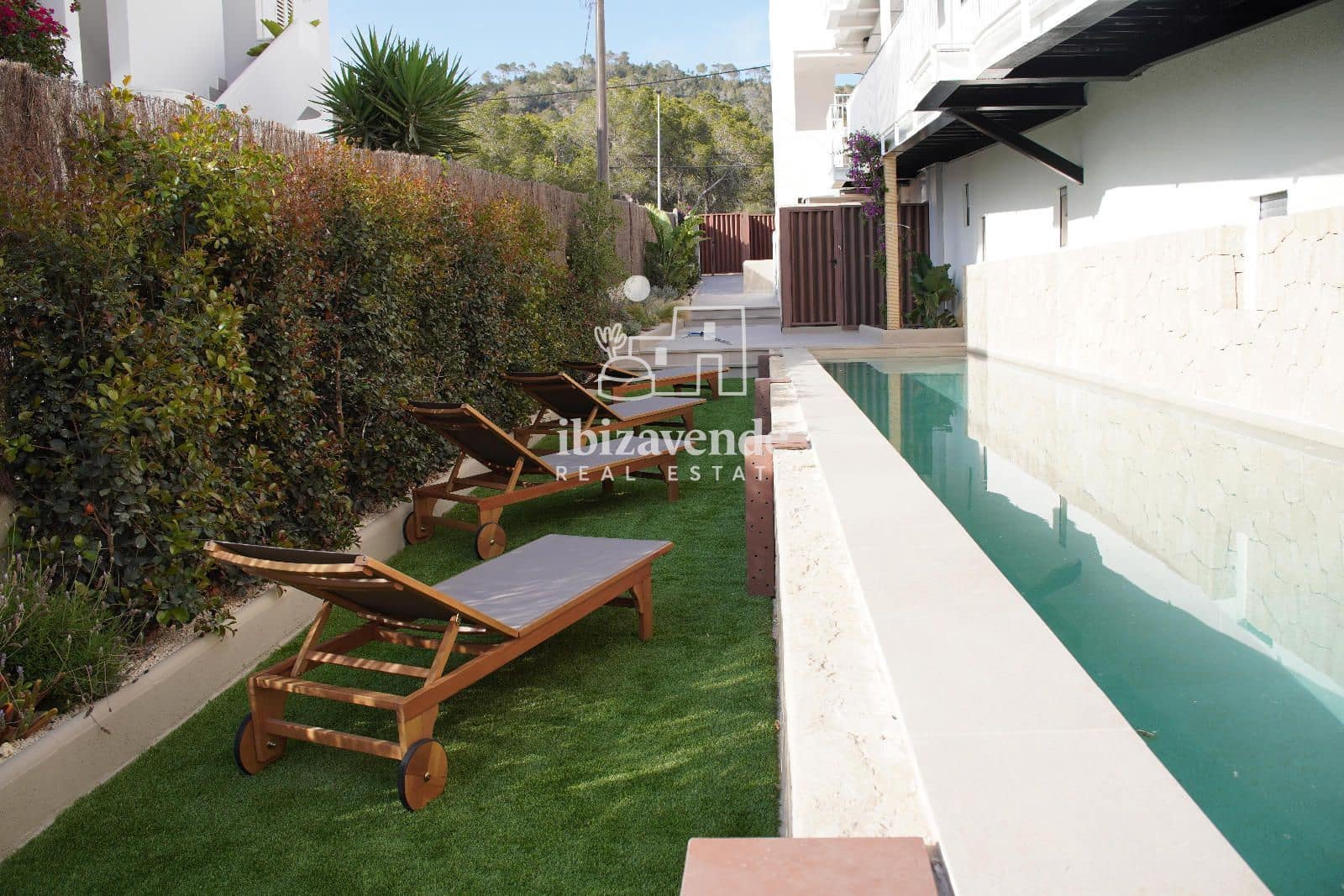 2 slaapkamer Flat te huur in Cala Gracio met zwembad garage - € 1.800 (Ref: 9948536)