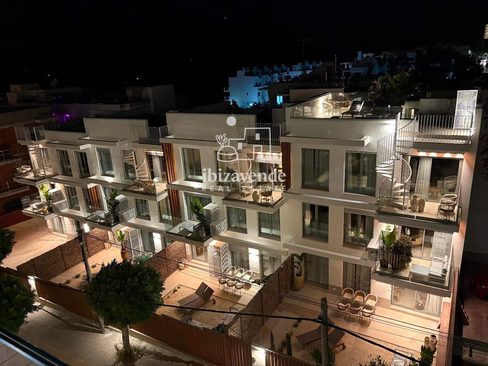2 slaapkamer Flat te huur in Cala Gracio met zwembad garage - € 1.800 (Ref: 9948536)