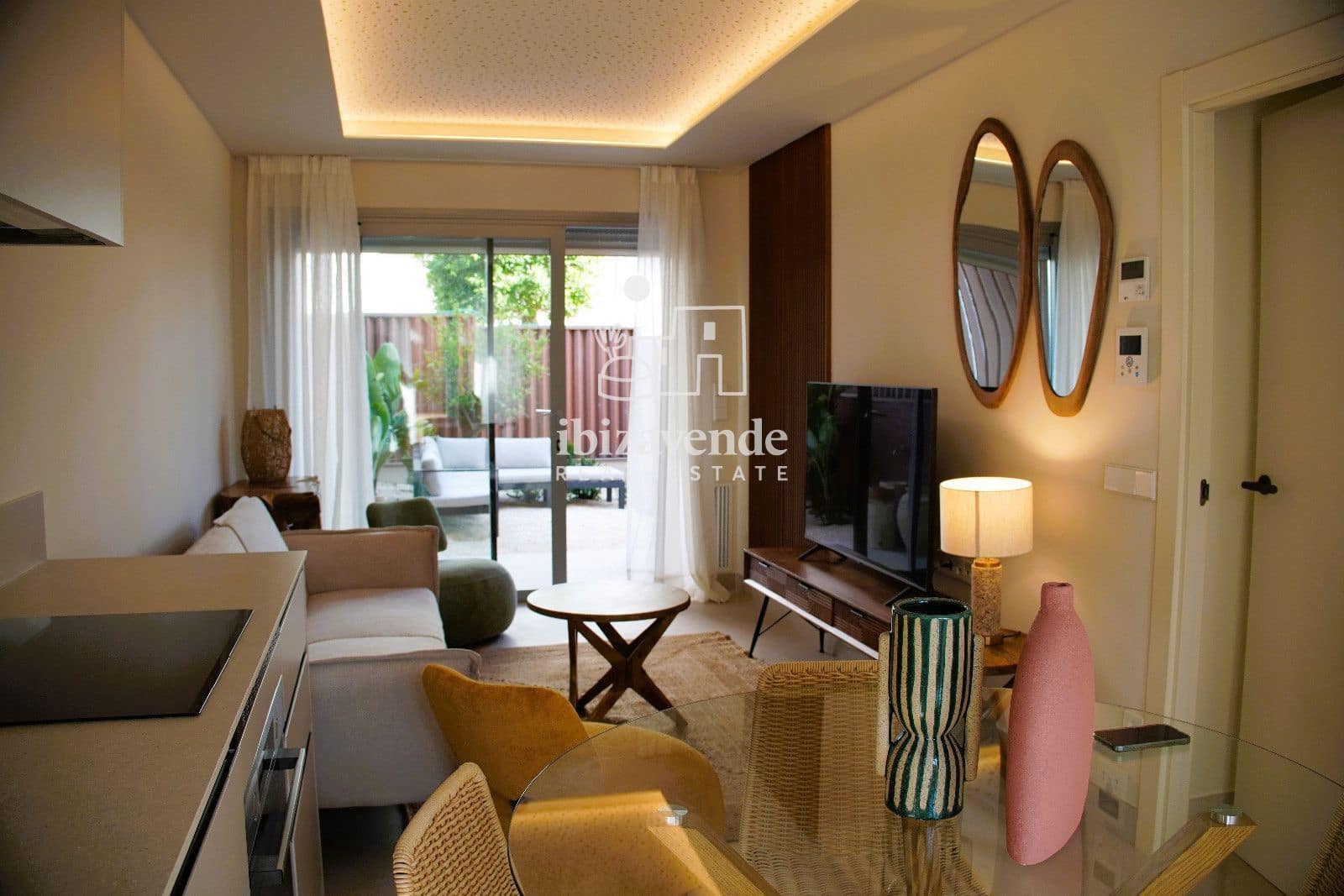2 slaapkamer Flat te huur in Cala Gracio met zwembad garage - € 1.800 (Ref: 9948536)