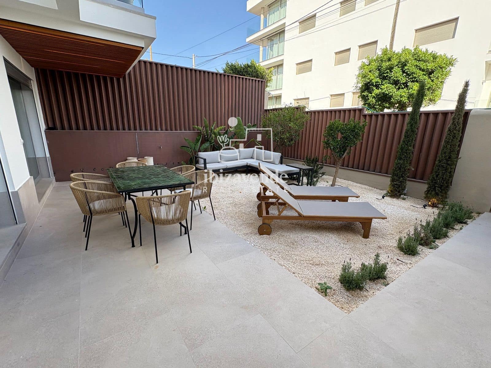 2 slaapkamer Flat te huur in Cala Gracio met zwembad garage - € 1.800 (Ref: 9948536)