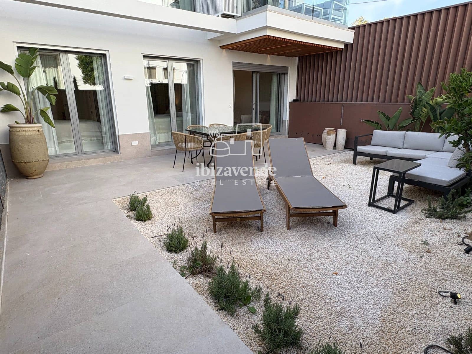 2 slaapkamer Flat te huur in Cala Gracio met zwembad garage - € 1.800 (Ref: 9948536)