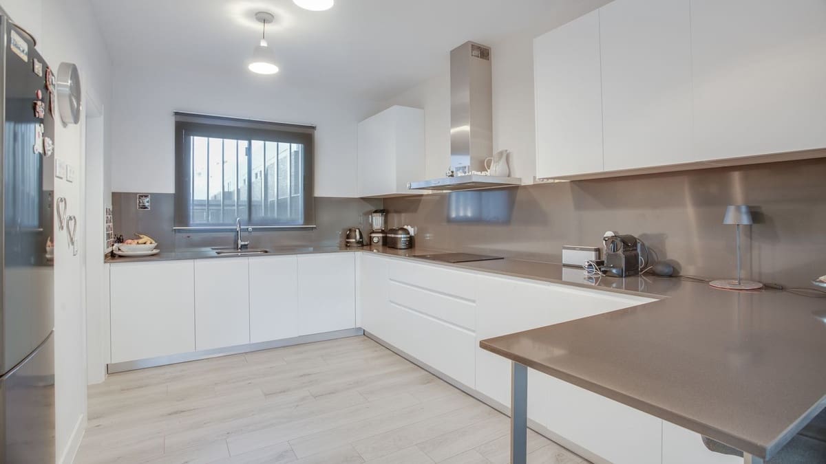 4 soverom Hus til salgs i San Roque med svømmebasseng garasje - € 869 000 (Ref: 10140009)