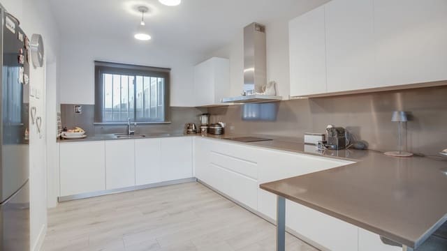 4 soverom Hus til salgs i San Roque med svømmebasseng garasje - € 869 000 (Ref: 10140009)