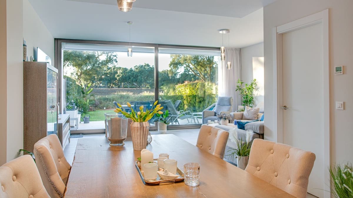 4 soverom Hus til salgs i San Roque med svømmebasseng garasje - € 869 000 (Ref: 10140009)