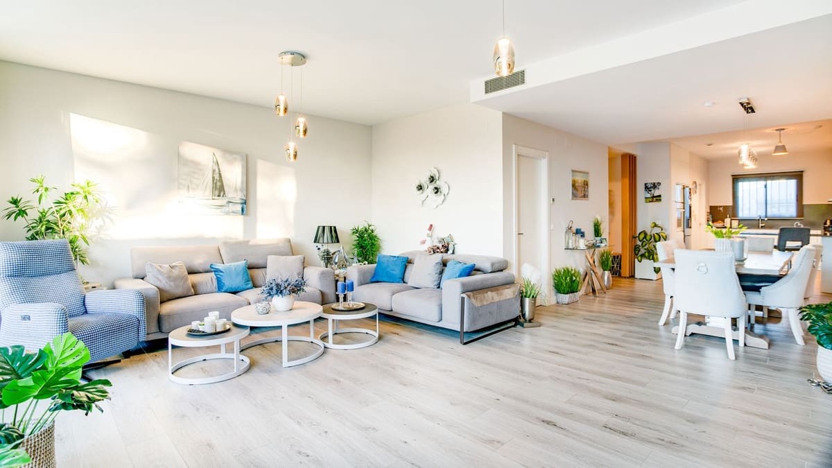 4 soverom Hus til salgs i San Roque med svømmebasseng garasje - € 869 000 (Ref: 10140009)