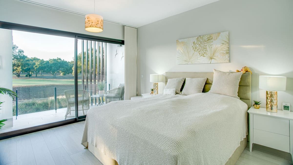 4 soverom Hus til salgs i San Roque med svømmebasseng garasje - € 869 000 (Ref: 10140009)