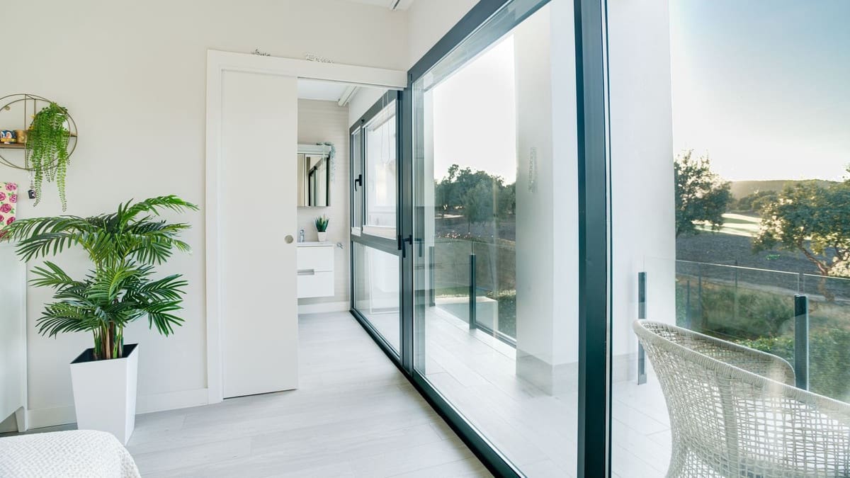 4 soverom Hus til salgs i San Roque med svømmebasseng garasje - € 869 000 (Ref: 10140009)