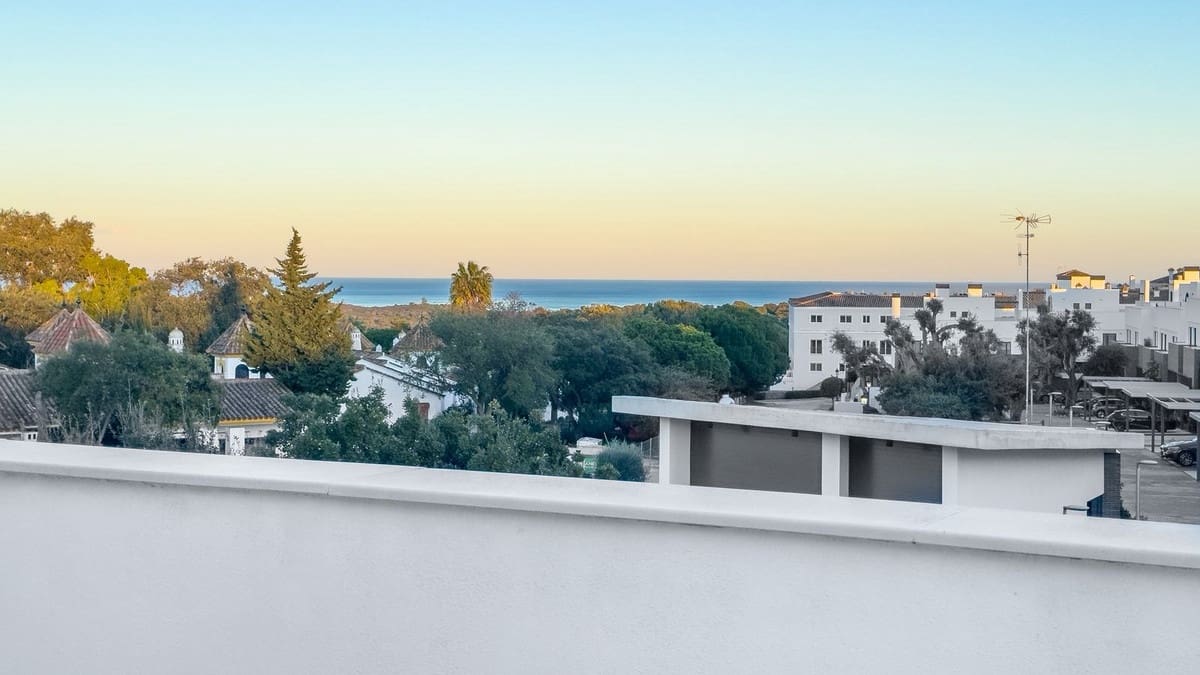 4 soverom Hus til salgs i San Roque med svømmebasseng garasje - € 869 000 (Ref: 10140009)