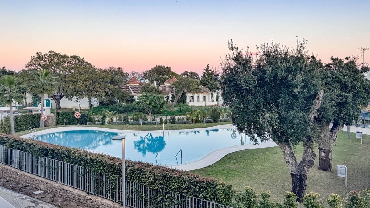 4 soverom Hus til salgs i San Roque med svømmebasseng garasje - € 869 000 (Ref: 10140009)