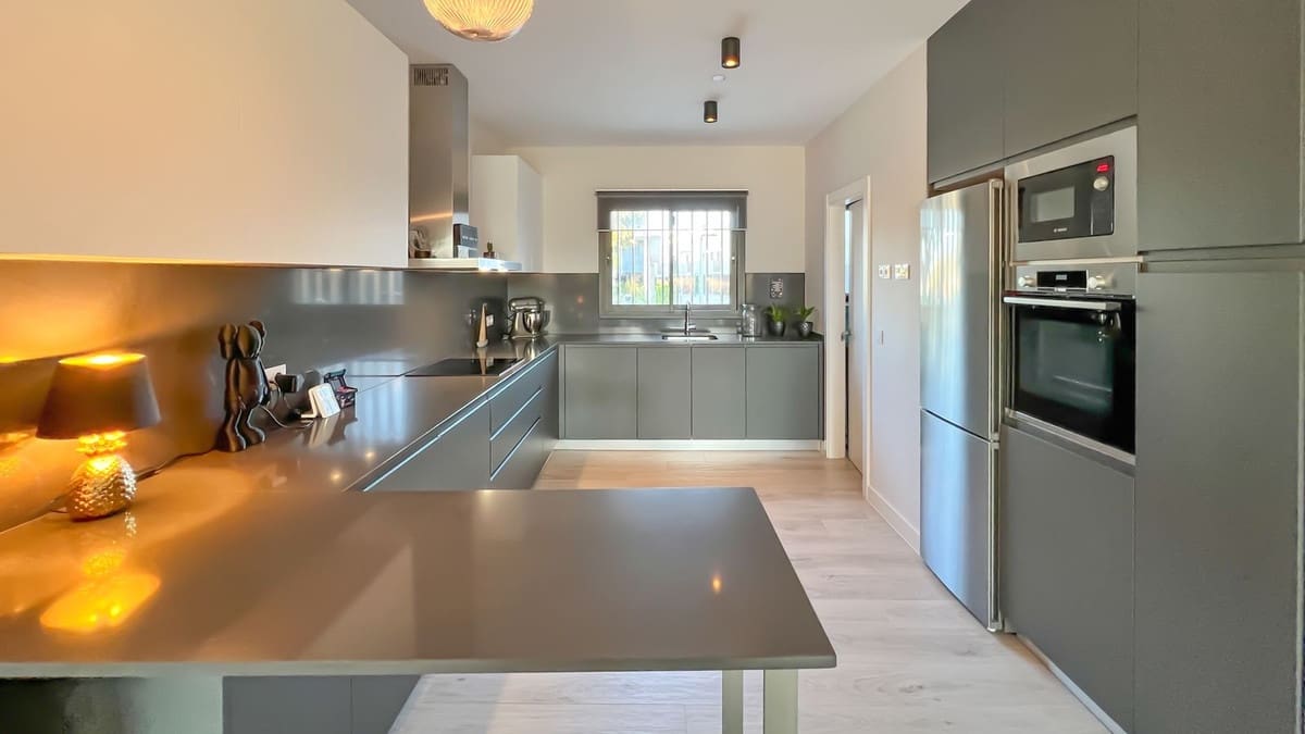 3 soverom Hus til salgs i San Roque med svømmebasseng garasje - € 799 000 (Ref: 10140010)