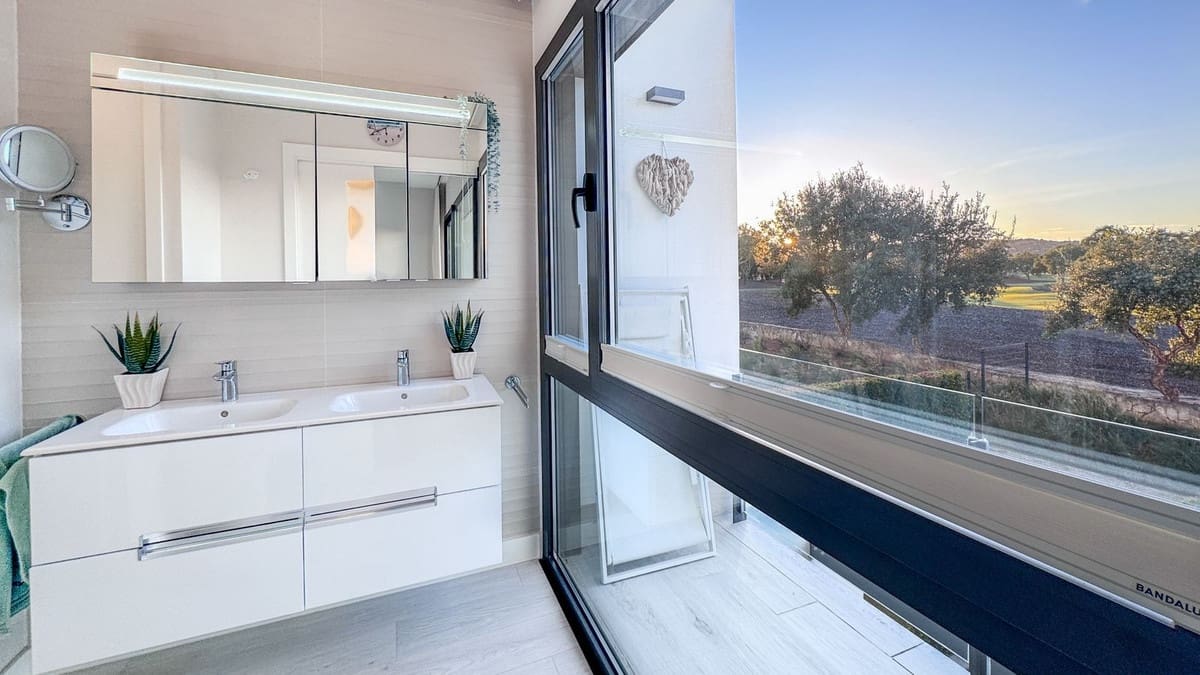 3 soverom Hus til salgs i San Roque med svømmebasseng garasje - € 799 000 (Ref: 10140010)