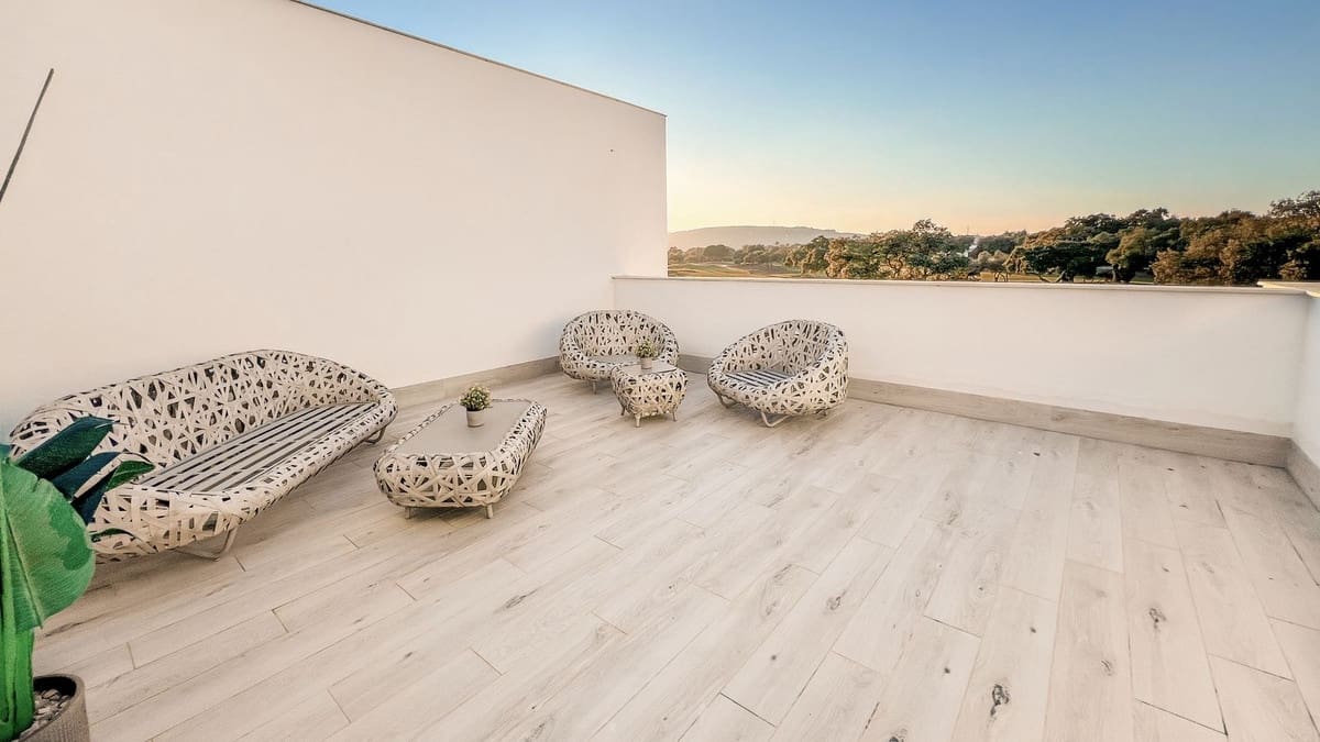 3 soverom Hus til salgs i San Roque med svømmebasseng garasje - € 799 000 (Ref: 10140010)