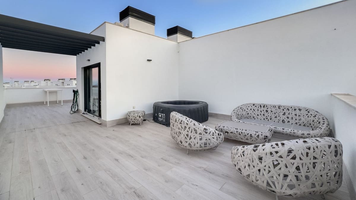 3 soverom Hus til salgs i San Roque med svømmebasseng garasje - € 799 000 (Ref: 10140010)