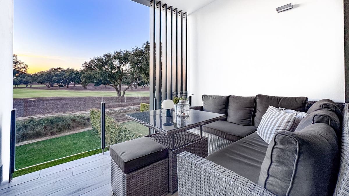 3 soverom Hus til salgs i San Roque med svømmebasseng garasje - € 799 000 (Ref: 10140010)