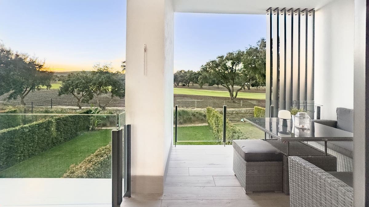 3 soverom Hus til salgs i San Roque med svømmebasseng garasje - € 799 000 (Ref: 10140010)