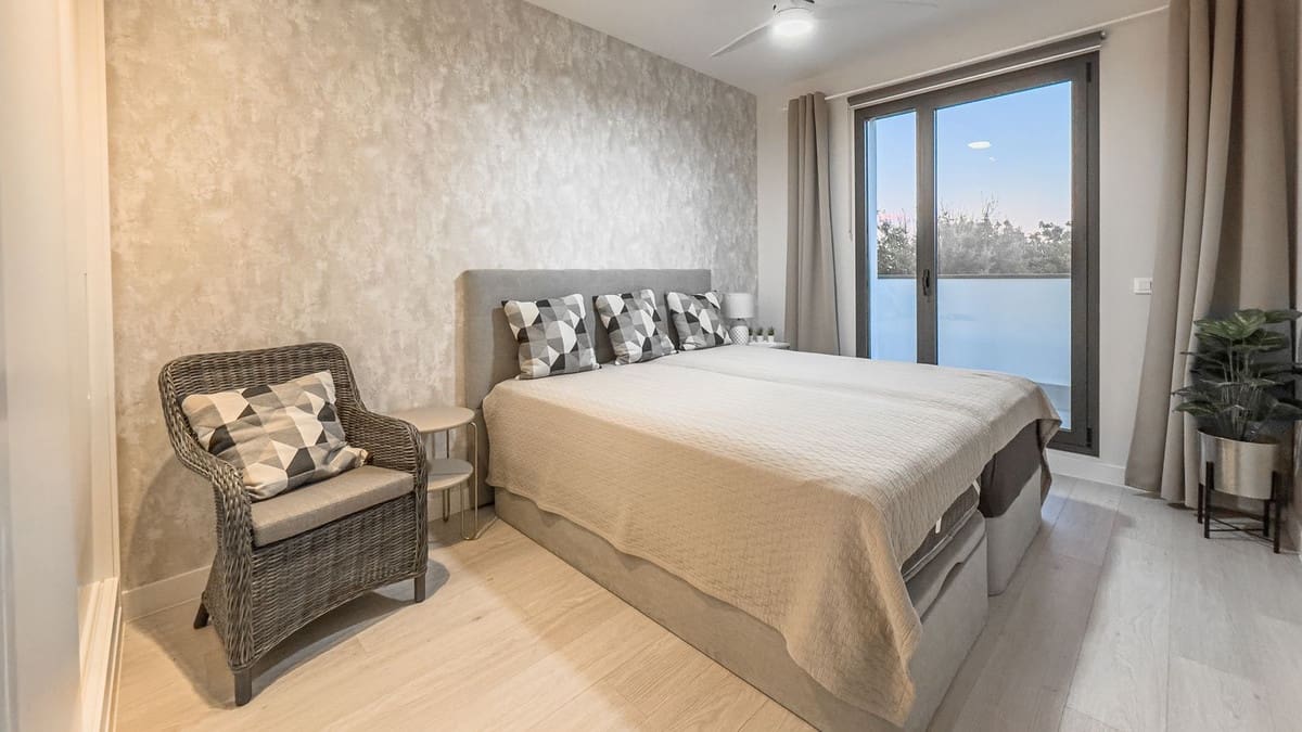 3 soverom Hus til salgs i San Roque med svømmebasseng garasje - € 799 000 (Ref: 10140010)