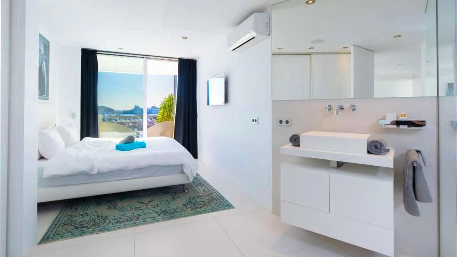 2 bedroom Apartment for sale in Ibiza / Eivissa town with pool - € 2,350,000 (Ref: 9158706)
