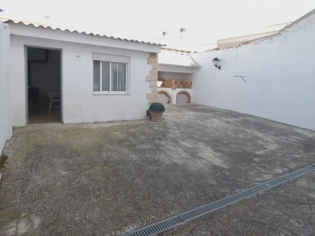 4 bedroom Terraced Villa for sale in Camporrobles with garage - € 140,000 (Ref: 10165297)