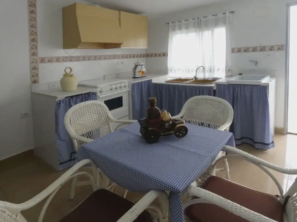 4 bedroom Terraced Villa for sale in Camporrobles with garage - € 140,000 (Ref: 10165297)