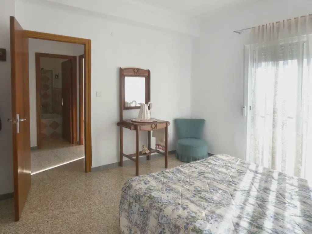 4 bedroom Terraced Villa for sale in Camporrobles with garage - € 140,000 (Ref: 10165297)
