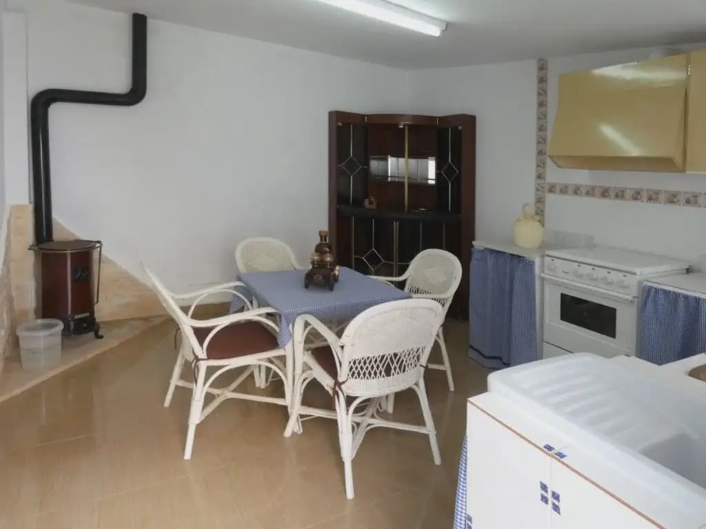 4 bedroom Terraced Villa for sale in Camporrobles with garage - € 140,000 (Ref: 10165297)